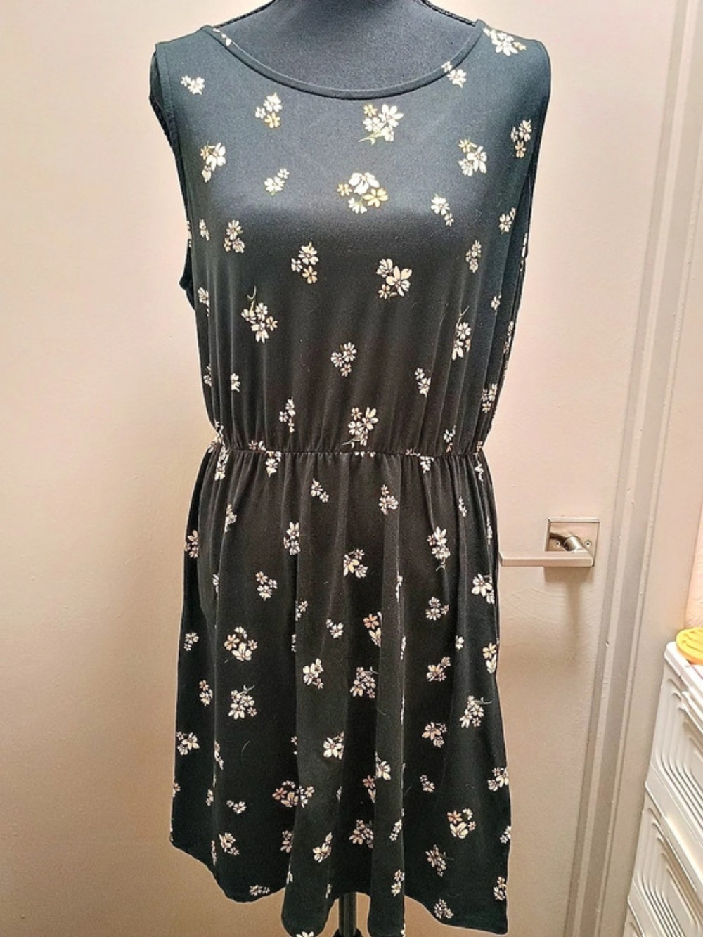 French Grey Floral Midi Dress in Black & Pink Size Medium Like New